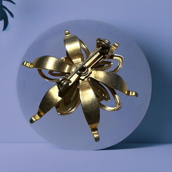 💋 4 FOR $50 /LOVELY VINTAGE FLORAL BROOCH - Picture 2 of 3